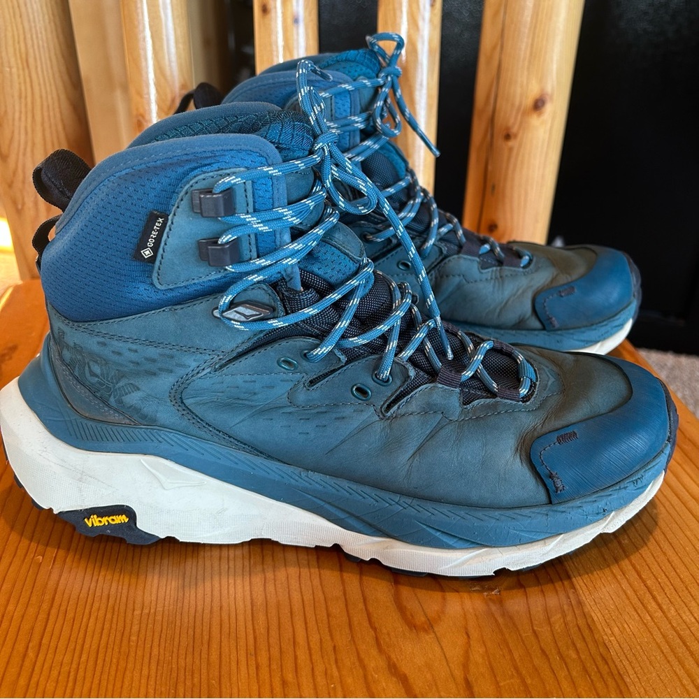 Hoka Kaha 2 hiking boots